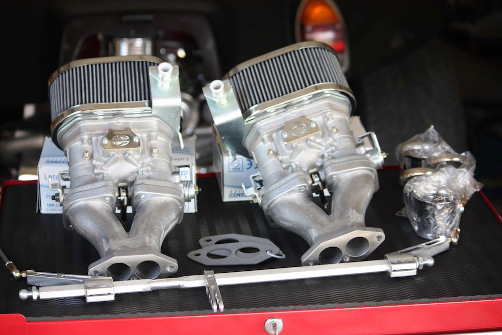 das sind die Vergaser...sollte einen finden der sich damit auskennt...vielleicht vom King´s Käferstammtisch in Schramberg...wäre sehr hilfreich...