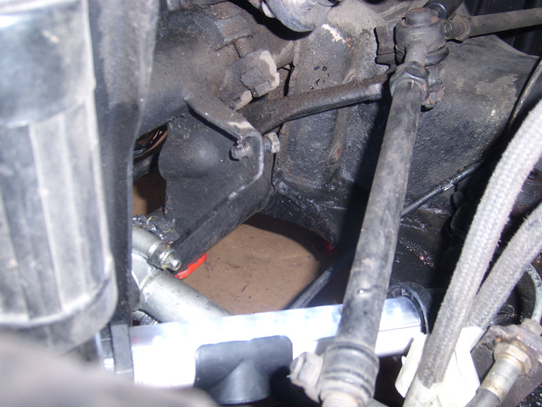 An der Schraube (Bildmitte) Richtung Rad drehen begrenzt den Lenkeinschlag!