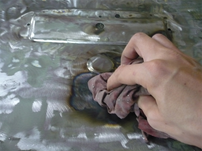 Abschrecken des Blechs mit eiskaltem Wasser (Wasser wurde in Blöcken extra aus der Antarktis eingeflogen)