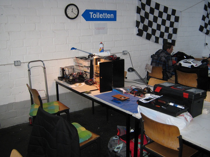 Schrauberplatz beim Training neulich.Die 2 mobilen Kisten hinten bis zum Handtuch.