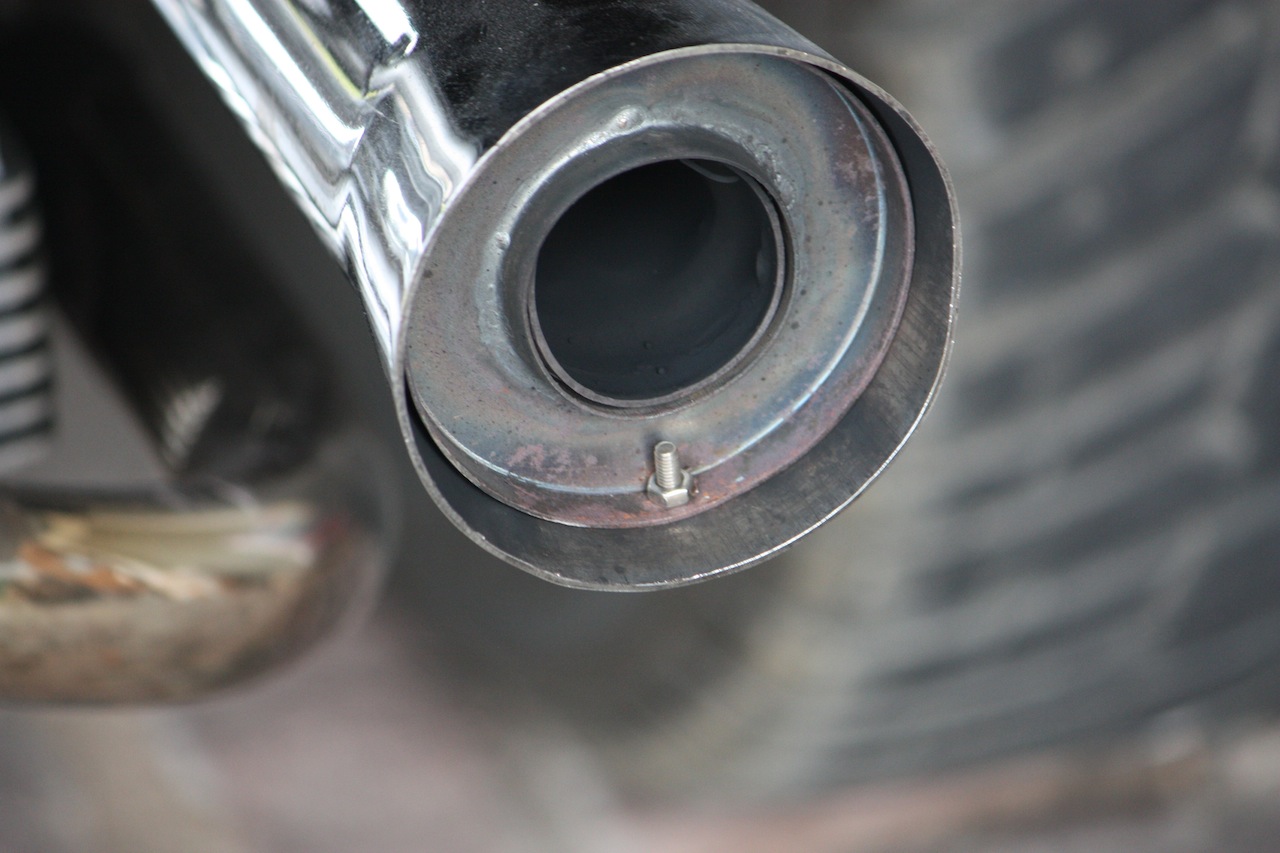 das ist der rechte Auspuff ohne auswurf....